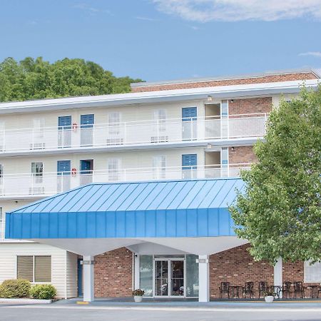 Howard Johnson By Wyndham Staunton Ngoại thất bức ảnh