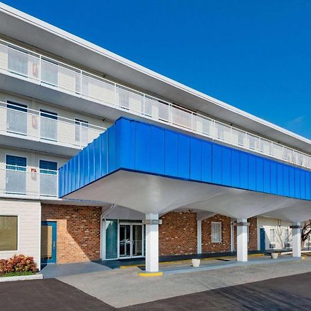 Howard Johnson By Wyndham Staunton Ngoại thất bức ảnh