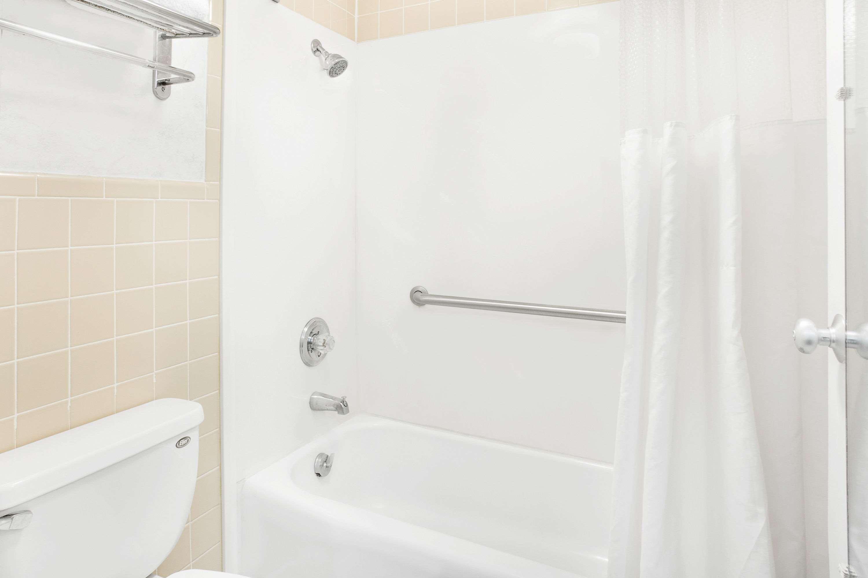 Howard Johnson By Wyndham Staunton Ngoại thất bức ảnh