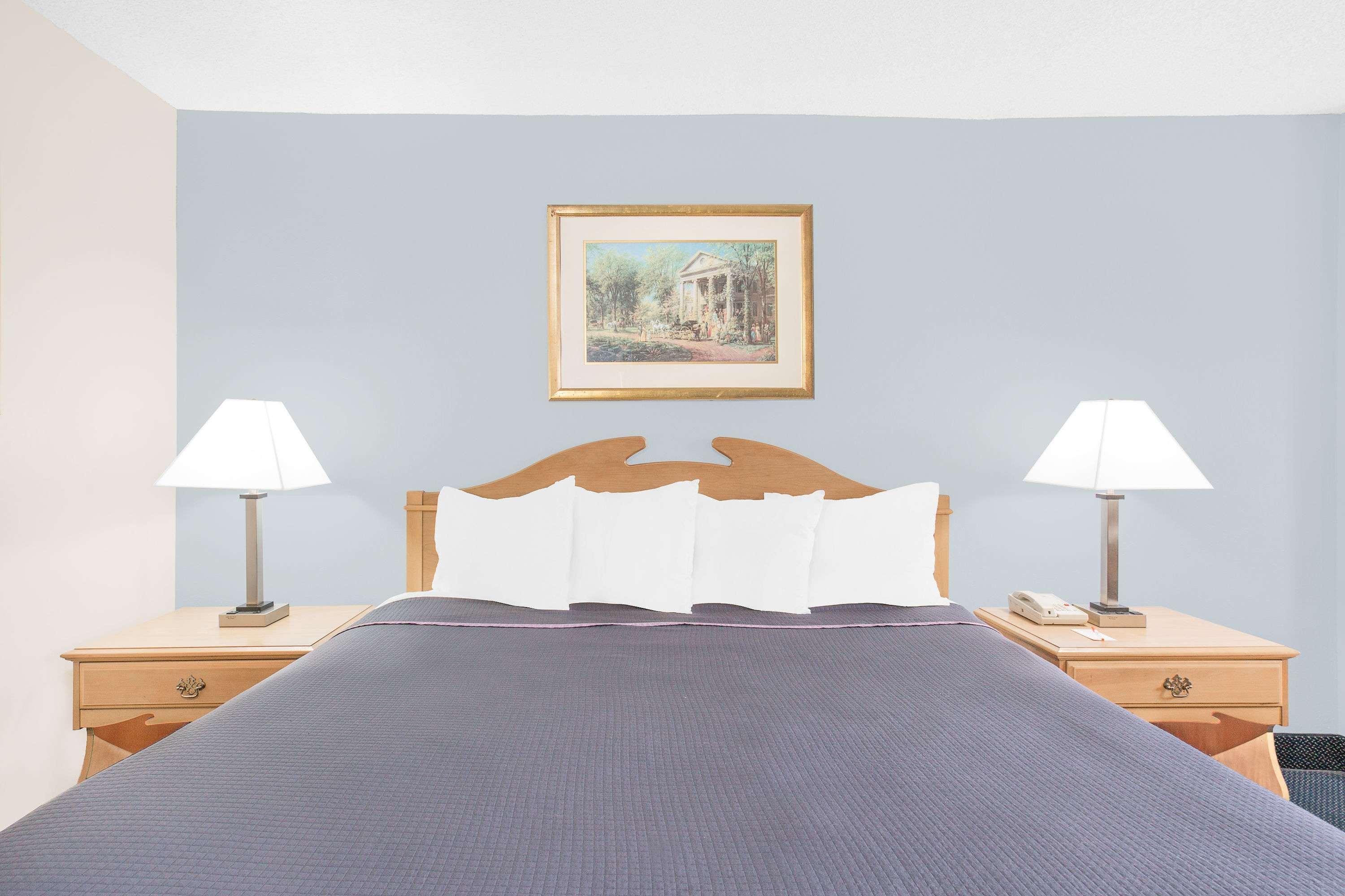 Howard Johnson By Wyndham Staunton Ngoại thất bức ảnh