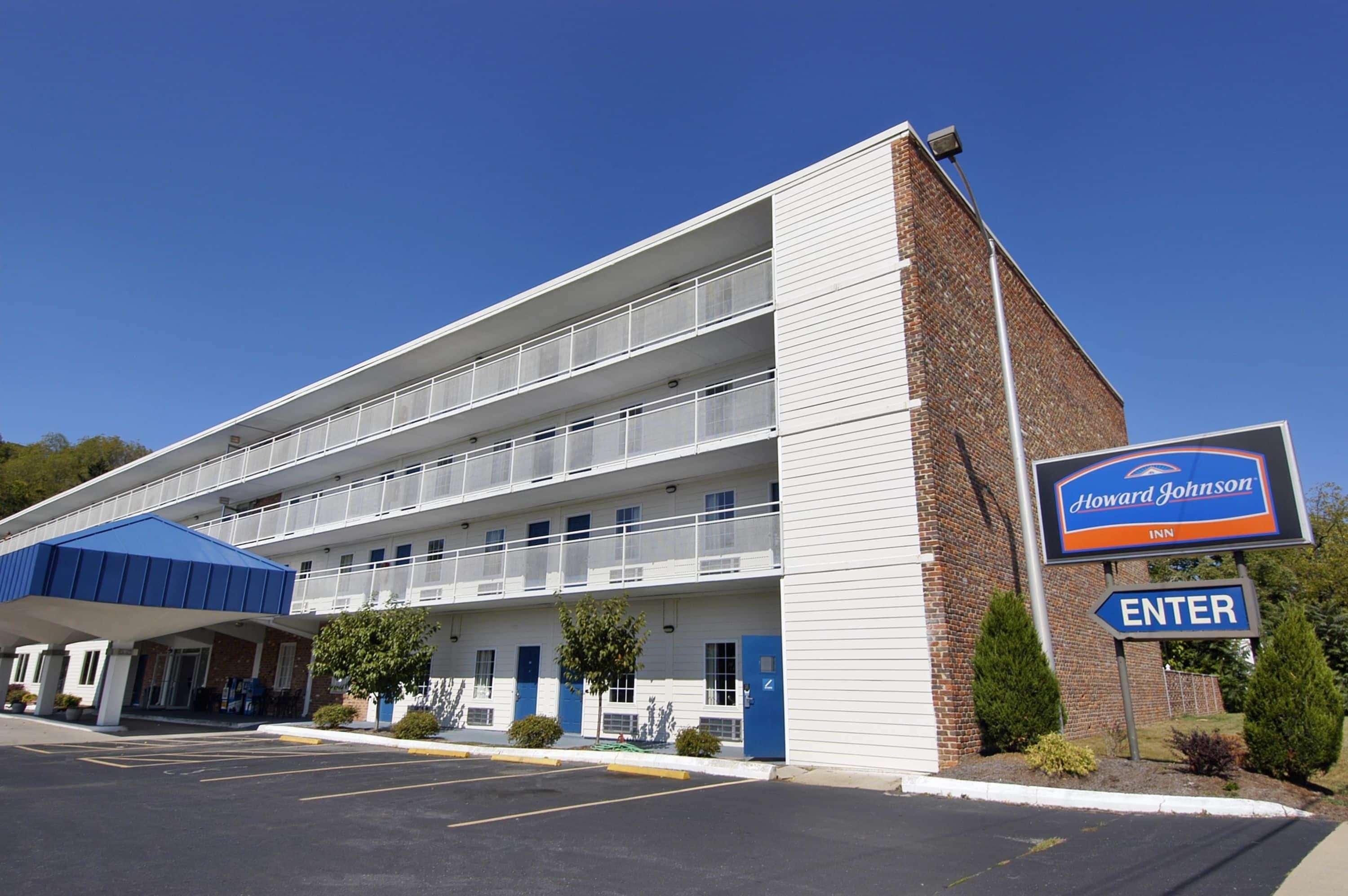 Howard Johnson By Wyndham Staunton Ngoại thất bức ảnh