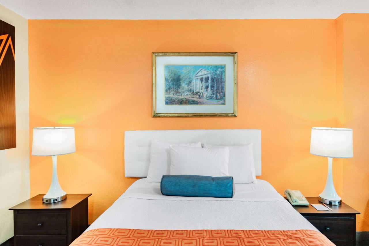 Howard Johnson By Wyndham Staunton Ngoại thất bức ảnh