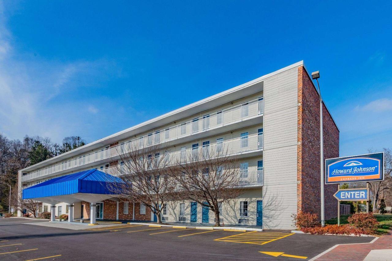 Howard Johnson By Wyndham Staunton Ngoại thất bức ảnh