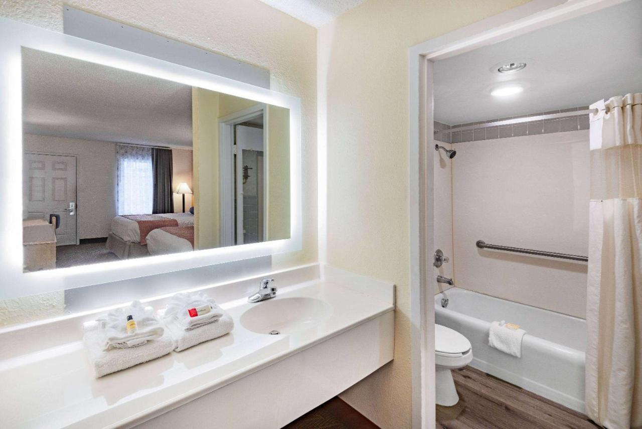 Howard Johnson By Wyndham Staunton Ngoại thất bức ảnh